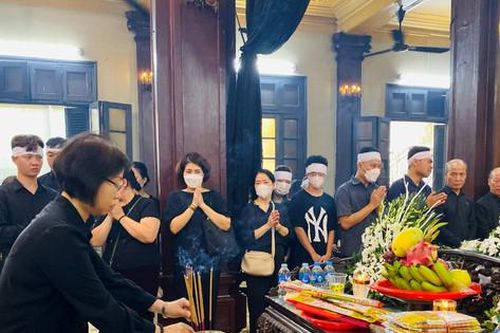 Phó Trưởng đoàn đại biểu Quốc hội thành phố Phạm Thị Thanh Mai viếng, chia sẻ nỗi đau mất mát với gia đình nạn nhân vụ cháy tại quận Thanh Xuân