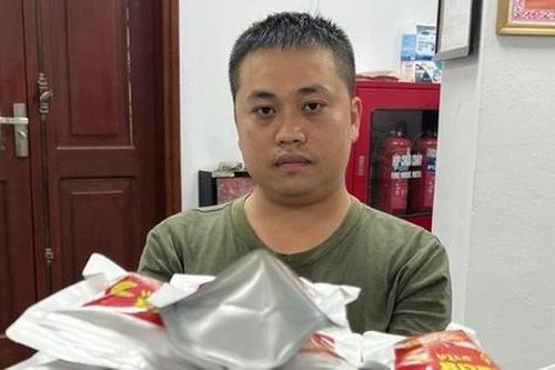 Khởi tố đối tượng buôn báo pháo lậu