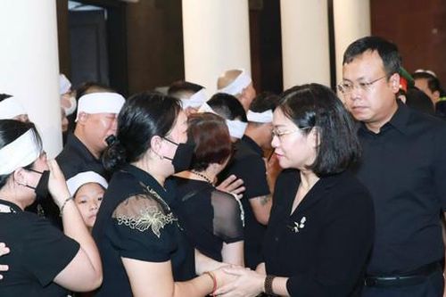 Phó Bí thư Thường trực Thành ủy Nguyễn Thị Tuyến dự lễ viếng nạn nhân vụ hỏa hoạn tại quận Thanh Xuân