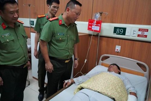 Hà Nội: Ghen tuông mù quáng, gã đàn ông đâm trọng thương một cán bộ công an