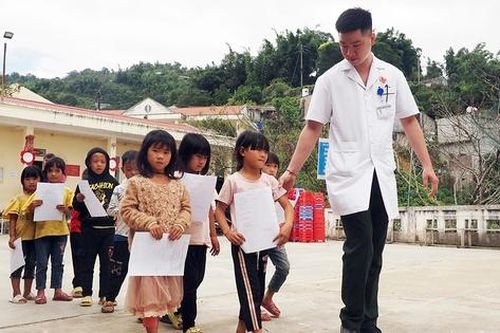 300 học sinh vùng biên giới được Thầy thuốc quân y khám, tư vấn sức khỏe, phát thuốc miễn phí trong dịp Tết Trung thu