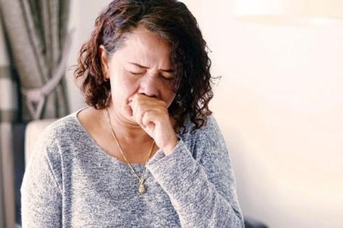 Cần làm gì khi bị viêm họng cấp lúc chuyển mùa?
