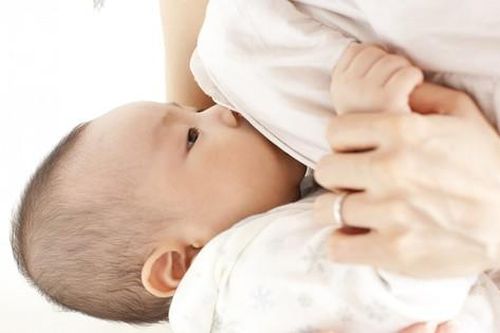 Xử trí đúng cách khi trẻ không chịu bú mẹ
