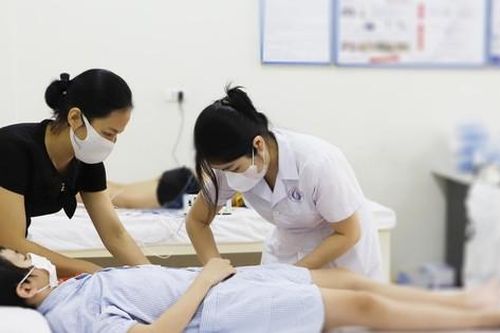 Trẻ 10 tuổi bị liệt nửa người do vỡ mạch máu não