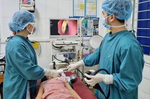 Đồng xu mắc kẹt trong thực quản của bé gái 5 tuổi