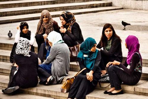 Tranh cãi việc Pháp cấm nữ sinh Hồi giáo mặc abaya
