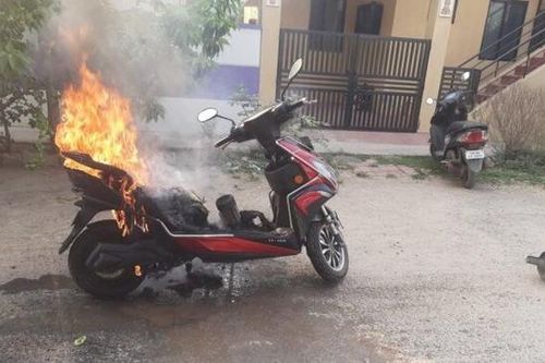 Lưu ý khi dập lửa pin xe điện bị cháy: Dùng nước có thể gây nổ