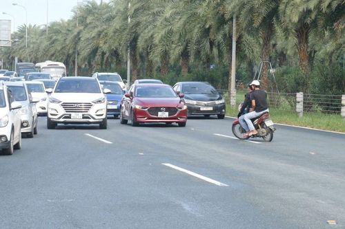 Né CSGT, xe máy quay đầu bỏ chạy giữa làn đường ô tô trên Đại lộ Thăng Long