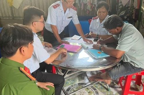 Bắt quả tang một cơ sở bơm tạp chất vào tôm