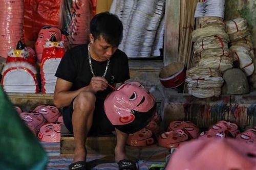 Gặp nghệ nhân hơn 40 năm giữ nghề làm mặt nạ giấy bồi dân gian