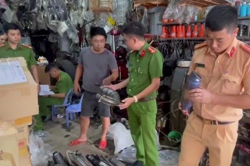 'Bất ngờ' bên trong cơ sở sửa chữa và kinh doanh phụ tùng xe máy