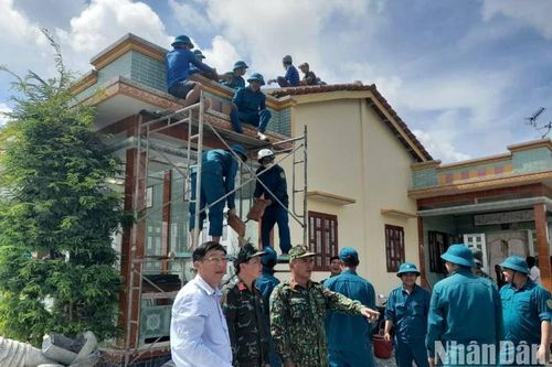Long An: Vòi rồng làm tốc mái nhiều nhà dân, 1 người chết
