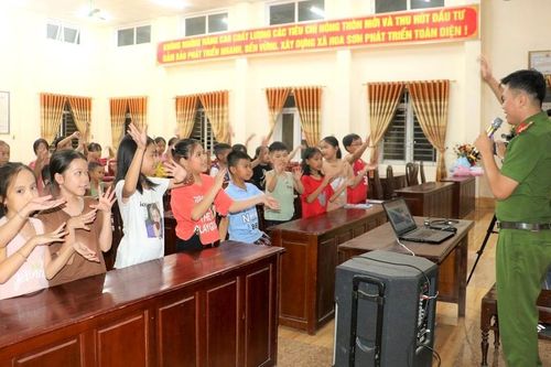 Thầy giáo Công an và lớp dạy tiếng Anh miễn phí