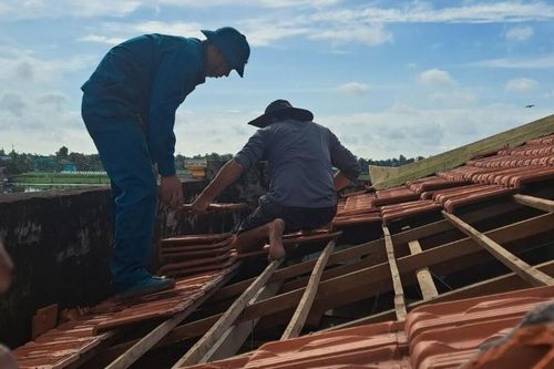 Long An: Lốc xoáy làm 1 người tử vong, 9 căn nhà bị tốc mái