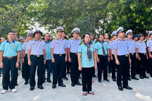 Đoàn công tác TPHCM dâng hương tưởng niệm tại Đền Thổ Châu (đảo Thổ Chu)