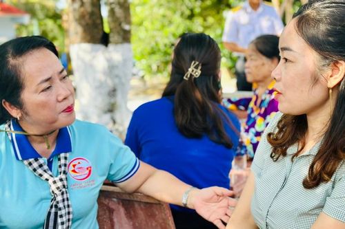 Đoàn đại biểu TPHCM thăm, tặng quà chiến sĩ, người dân trên đảo Thổ Chu