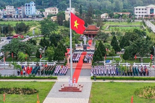 Linh thiêng cột cờ chủ quyền Tổ quốc giữa biển trời Đông Bắc