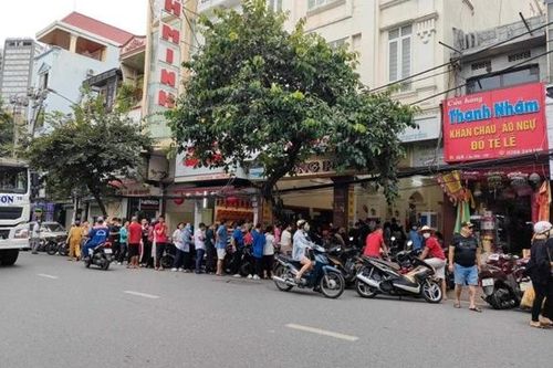Người dân xếp hàng dài mua bánh Trung thu nổi tiếng Hải Phòng từ sáng sớm