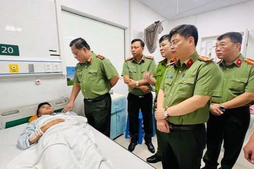 Có 5 chiến sĩ công an bị thương khi làm nhiệm vụ trong vụ cháy chung cư mini tại Hà Nội