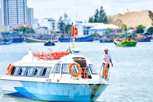 Người dân đảo Cù Lao Xanh được hỗ trợ đi ca nô miễn phí ra đảo
