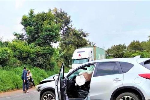 Mazda CX5 va chạm xe tập lái, thầy giáo hướng dẫn tử vong