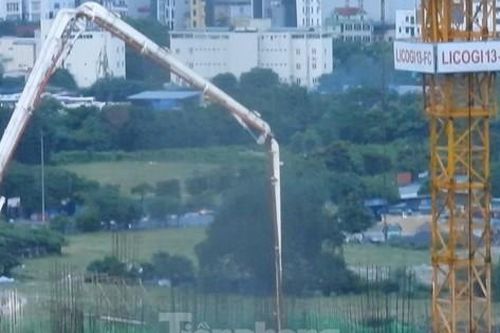 Kỳ lạ công nhân đội mưa tầm tã đổ bê tông nhà ở xã hội Trung Văn