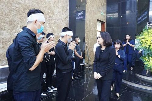 Phó Chủ tịch Hà Nội viếng, chia buồn với gia đình có 5 nạn nhân tử vong trong vụ cháy chung cư mini