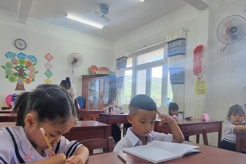Phụ huynh 'chê' trường mới đã cho con đến lớp, đề nghị hỗ trợ xe đạp