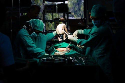 Mắc 'bệnh tâm thần' vì chứng kiến vợ đẻ, người đàn ông kiện bệnh viện