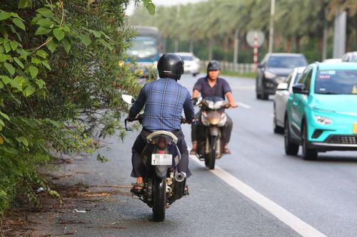 Người đi xe máy quay đầu bỏ chạy khi thấy CSGT xử lý tại Đại lộ Thăng Long