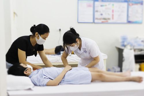 Bé 9 tuổi bị liệt nửa người sau khi vỡ mạch máu não