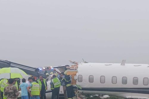Khoảnh khắc máy bay bị gãy làm đôi khi hạ cánh dưới trời mưa