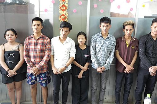 Băng nhóm dụ dỗ thiếu nữ chụp ảnh khỏa thân rồi khống chế, ép bán dâm