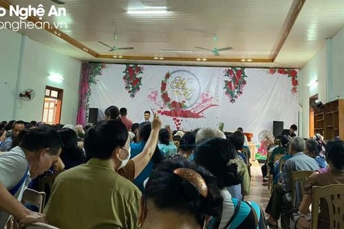 Nhiều người già ở phố huyện bị lừa mua hàng giá cao
