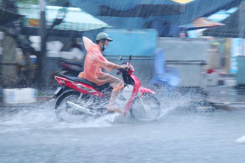Nhiều tuyến đường nội ô Bạc Liêu bị ngập nặng do mưa lớn