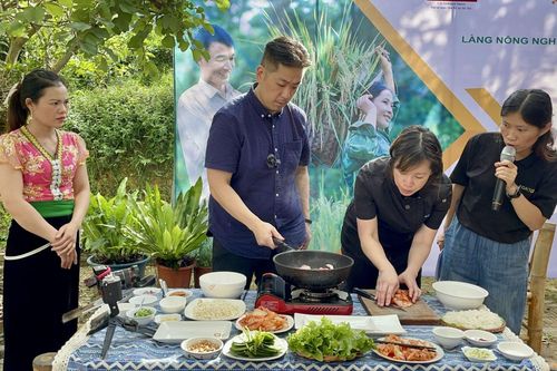 Vua đầu bếp Christine Hà cùng phụ nữ bản Bướt sáng tạo món ăn từ nguyên liệu bản địa
