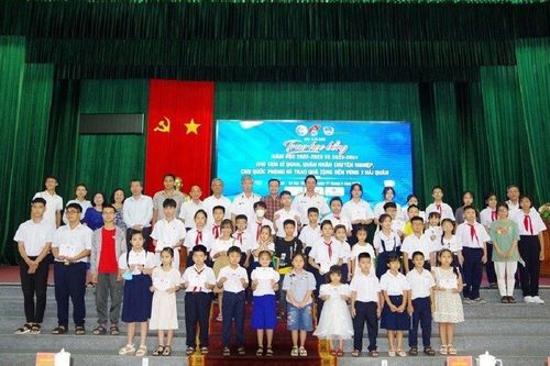 Trao học bổng Vừ A Dính cho 200 học sinh giỏi có hoàn cảnh khó khăn