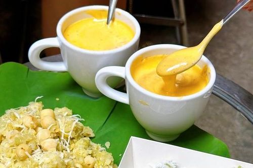 Nhâm nhi cà phê để tận hưởng mùa thu Hà Nội