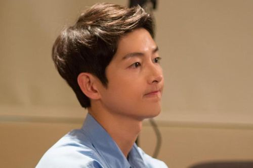 Song Joong Ki lộ diện với vẻ ngoài phờ phạc, biết lý do ai cũng thương