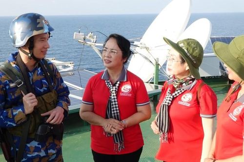 Đoàn đại biểu TPHCM thăm cán bộ, chiến sĩ nhà giàn DK1/10