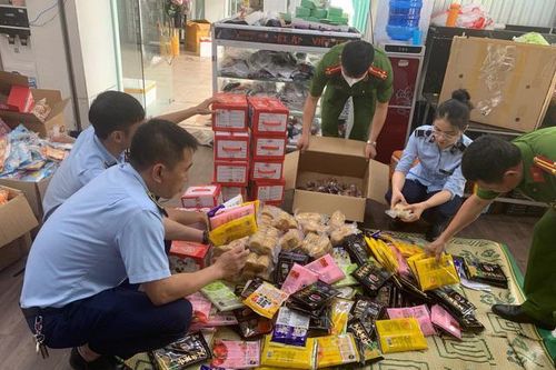 Nghệ An phát hiện số lượng lớn bánh kẹo, đồ chơi trẻ em không rõ nguồn gốc