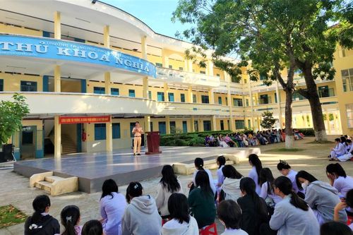 Đội Cảnh sát giao thông trật tự Công an TP. Châu Đốc tuyên truyền pháp luật về an toàn giao thông