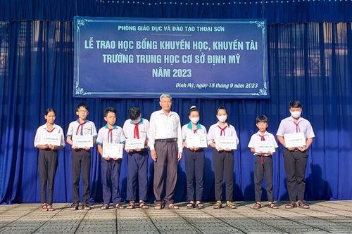 Quỹ Khuyến học - Khuyến tài Trường THCS Định Mỹ trao 58 suất học bổng cho học sinh vượt khó học giỏi