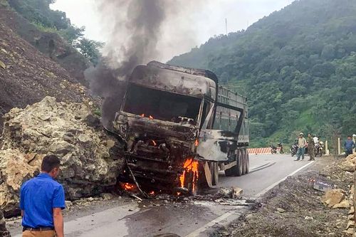 Cháy xe đầu kéo trên quốc lộ 12