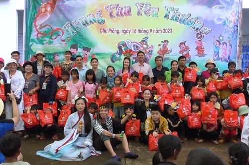 Tặng hơn 2 ngàn phần quà Trung thu cho trẻ em, hộ khó khăn huyện Chư Prông