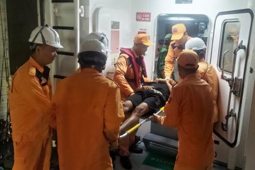 Cứu nạn thuyền viên bị bệnh nặng khi đánh bắt hải sản ở vùng biển Trường Sa