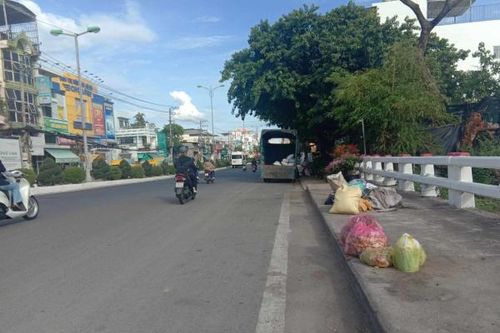 Bỏ rác nơi hành lang cầu