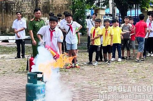 Cung Thanh thiếu nhi: Thực tập phương án phòng cháy, chữa cháy và triển khai hoạt động trải nghiệm 'Một ngày làm lính cứu hỏa'