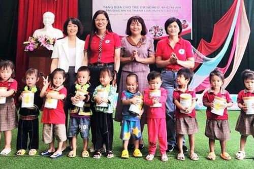 Trao tặng sữa cho học sinh trên địa bàn huyện Cao Lộc