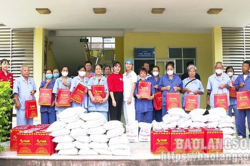 Hữu Lũng: Trao tặng 58 suất quà cho các bệnh nhân chạy thận nhân tạo